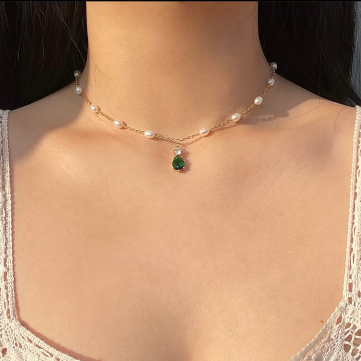 Crew neck with freshwater pearl 4-5 mm and pendant with emerald green and white zircon. Prom Jewelry, Jewelry Accessories Ideas, Piercings Jewelry, Green Jewelry, Classy Jewelry, Fancy Jewellery, Jewelry Lookbook, Fancy Jewelry, Pretty Jewelry