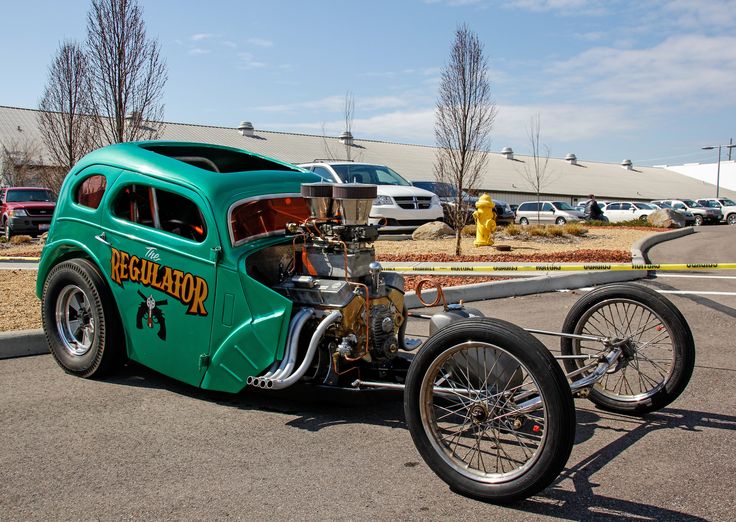 an antique car is parked in a parking lot