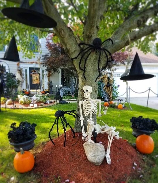 25 The Most Creepy Halloween Decoration for Front Yard | Outside ...