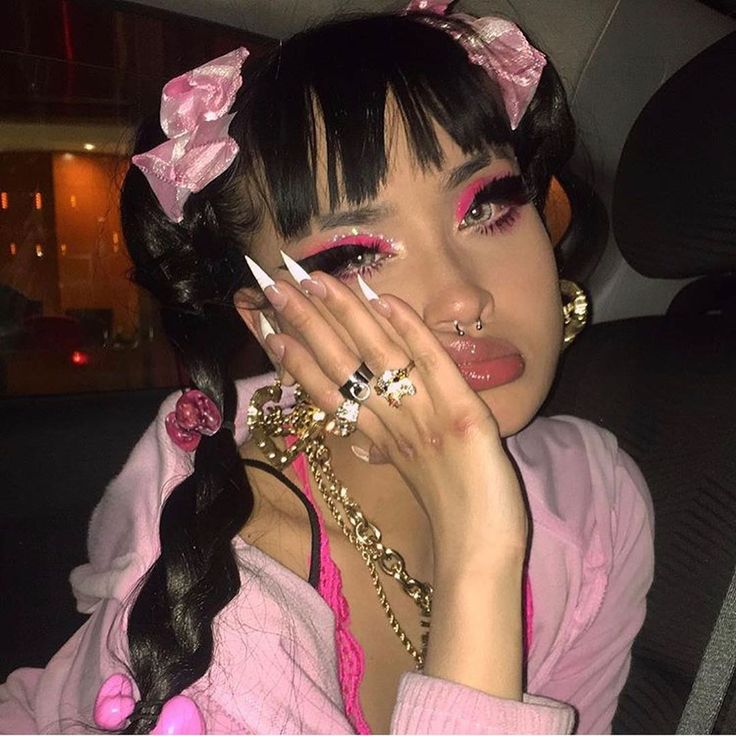 ✩ 𝖇𝖎𝖙𝖈𝖍𝖈𝖗𝖆𝖋𝖙 ✩ on Instagram: “swipe & comment what u got ! 🌸💍🍭🍦🦋🛍👼🏼👛 ✧ ヾ(*′○`)ﾟ.+:｡ﾟ☆ c: @babigh0ul . . . . #2000s #2000sfashion #y2k #90sstyle #90sfashion #pinktheme…” Model Tips, Alternative Makeup, Edgy Makeup, Grunge Hair, Clueless, Pretty Makeup, Cute Makeup, Grunge Aesthetic, Aesthetic Hair