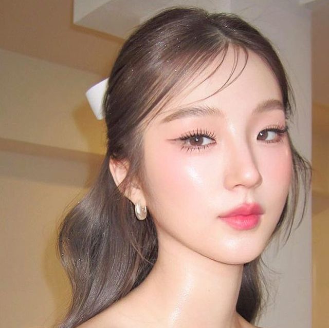 Hair Graduation Ideas, Makeup Looks Korean, Korean Bridal Makeup, Graduation Look Makeup, Bride Makeup Asian, Korean Wedding Hair, Korean Wedding Makeup, Asian Wedding Hair, Makeup Looks Prom