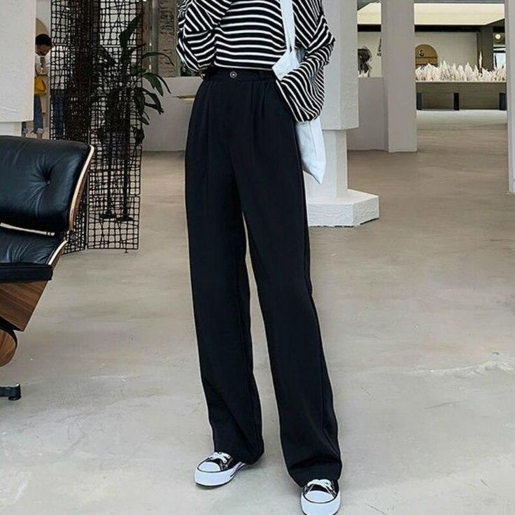 Black Trousers Outfit, Wide Leg Trousers Outfit, Black Wide Leg Jeans, Black Pants Outfit, Legs Outfit, Wide Leg Pants Outfit, Costume Noir, Leg Pants Outfit, Trouser Outfit