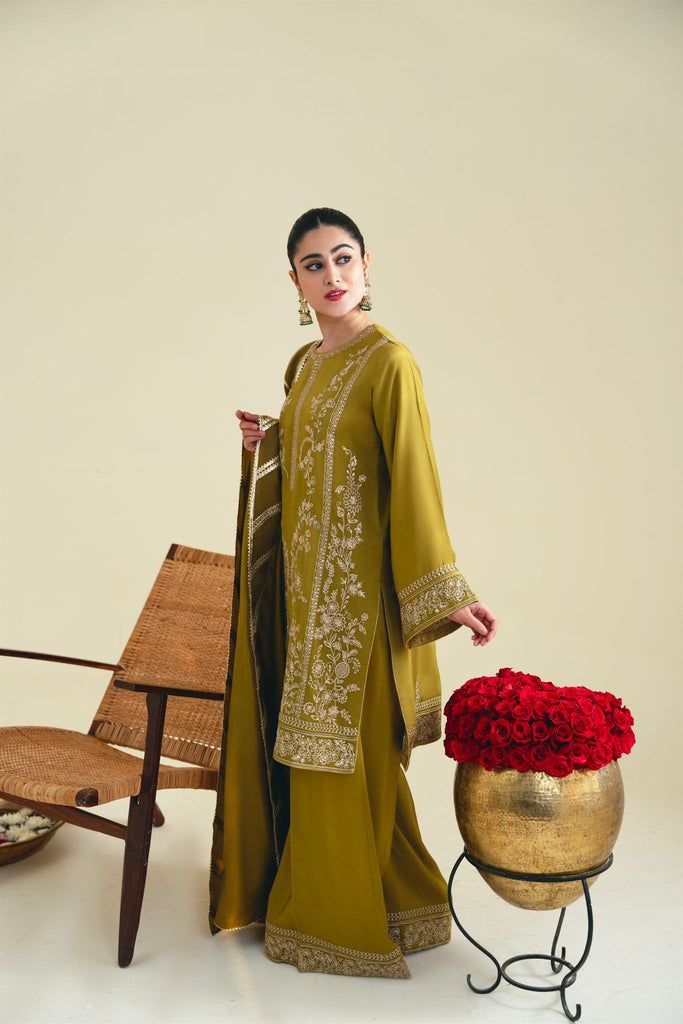 Hadeela Gold Silk Dupatta With Handwork, Floor-length Raw Silk Dupatta With Intricate Embroidery, Gold Embroidered Raw Silk Dupatta, Gold Embroidered Raw Silk Floor-length Dupatta, Embellished Raw Silk Floor-length Dupatta, Silk Dupatta, Bridal Designs, Wedding Wear, Raw Silk