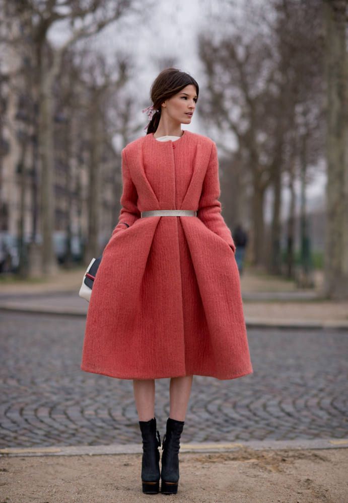 Your Style - Women Hanneli Mustaparta, Winter Mode Outfits, Walking Down The Street, Fitted Coat, Moda Paris, Winter Mode, Looks Street Style, Street Style Chic, Fashion Weeks