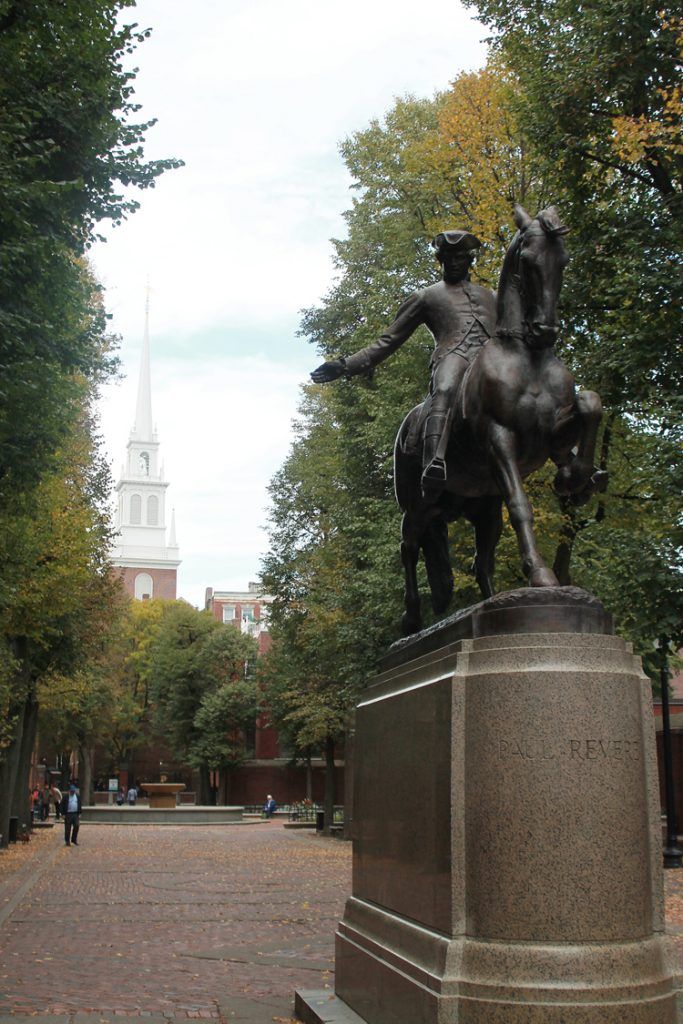 there is a statue of a man riding a horse