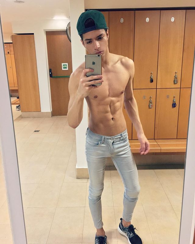 Super Skinny Jeans Boys Jeans Selfie, Fit Lads, Jeans Guys, Rafael Miller, Spray On Jeans, Superenge Jeans, Best Gym Workout, Men In Jeans, Hot Jeans