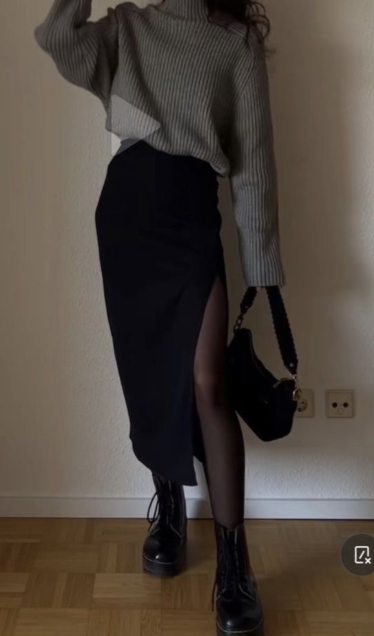 Fall Outfit Skirt Tights, Fall And Winter Office Outfits, Fall Outfits Women Alternative, Minimalistic Look Outfits, Sheet Black Tights Outfit, Dark Office Outfits Women, Dress With A Sweater Over It, Long Skirts Outfit Winter, Classy Alternative Style