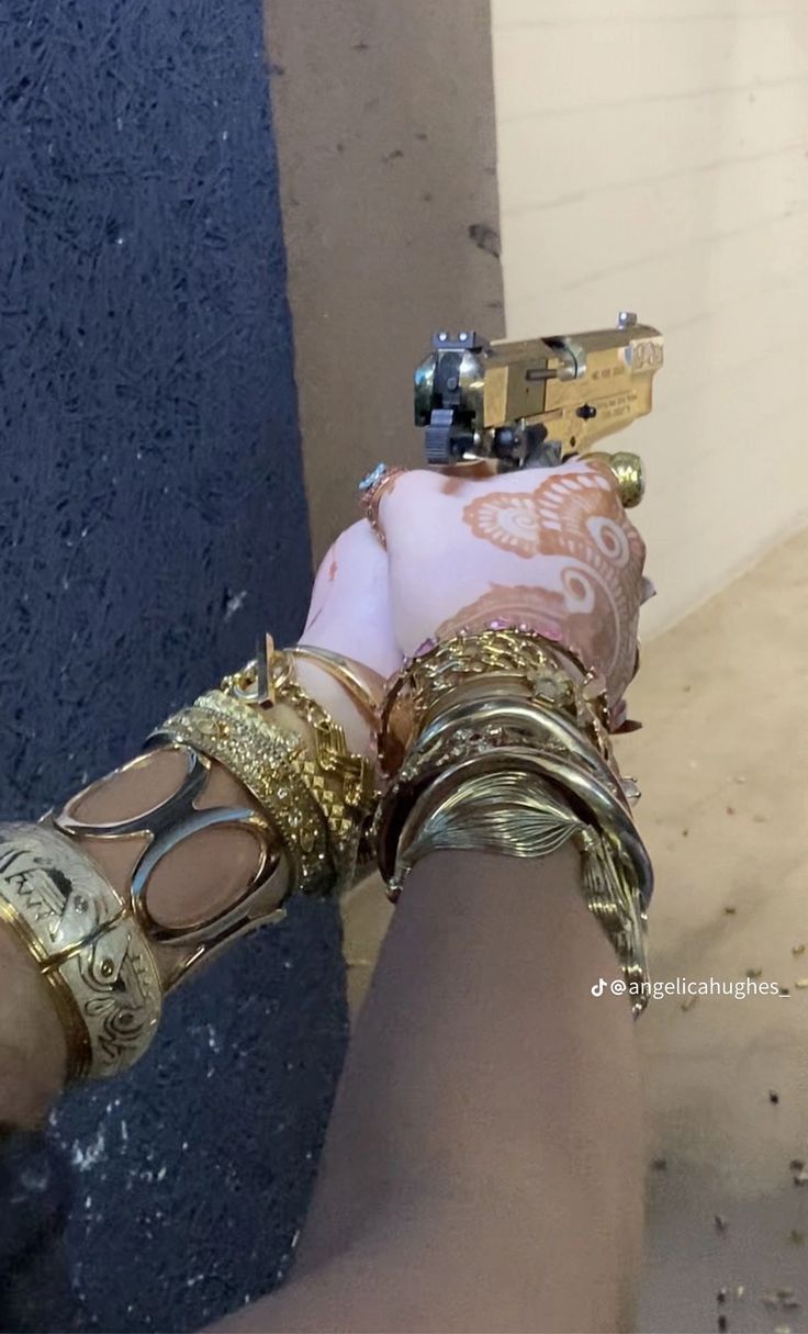 Maximalist Gold Jewelry, Jewelry Maximalist, Workout Wallpaper, Tiktok Workout, Maximalist Jewelry, Maximalist Aesthetic, Xoxo Jewelry, Usa Tattoo, Dope Jewelry Accessories