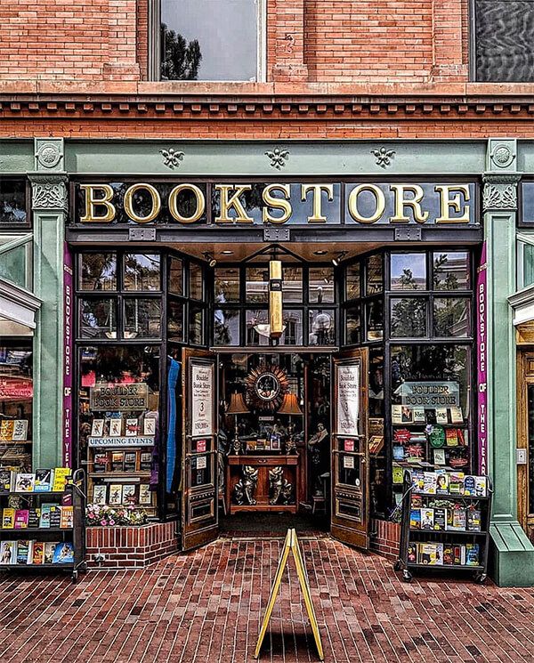 the front entrance to a book store with many books on display