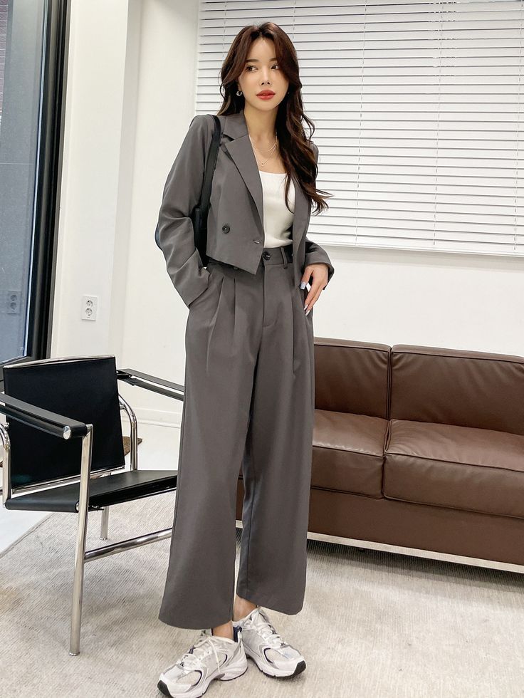 Tailored Pants Women, Trousers Women Outfit, Outfit Elegantes, Korean Casual Outfits, Work Fits, Stylish Work Outfits, Easy Trendy Outfits, Blazer Outfits, Professional Outfits