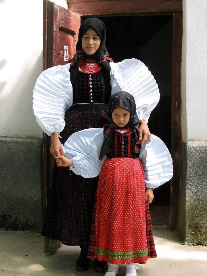 SZÉKI viselet Hungarian Clothing, Folk Clothing, Folk Dresses, Folk Dance, Documentary Photographers, Folk Costume, People Of The World, Traditional Dress, Traditional Dresses