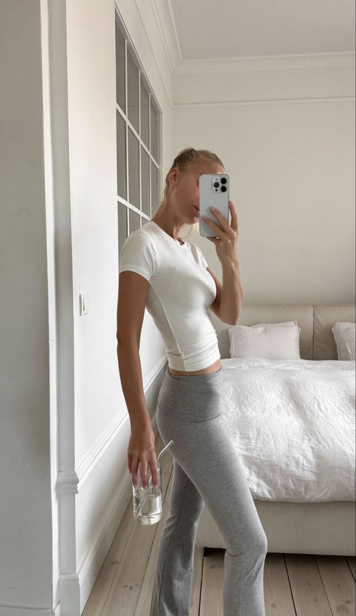 Grey Flare Pants Outfit, Flair Yoga Pants Outfit, Flared Leggings Outfit Casual, Flair Leggings Outfit, Grey Yoga Pants Outfit, Aesthetic Loungewear, Leggins Outfit, Flare Leggings Outfit, Grey Leggings Outfit