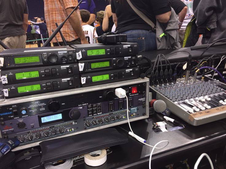 there are many electronic equipment on display at this event and people in the background looking at them