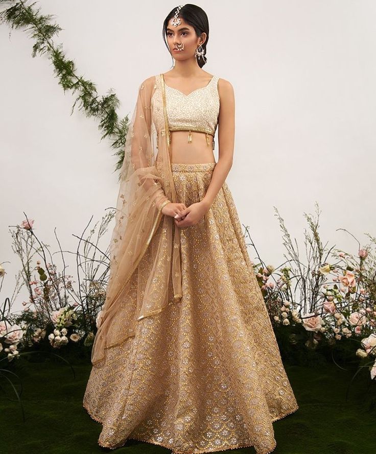 Pinterest: @pawank90 Indian Lenghas, Reception Outfit, Indian Designer Suits, Golden Colour, Indian Wedding Reception, Ghagra Choli, Indian Decor, Indian Attire, Indian Dress