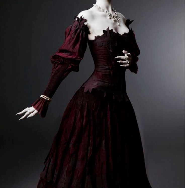 빨간색옷 Vampire Dress, Romantic Goth, Goth Dress, Prom Dress Inspiration, Fantasy Gowns, Gothic Dress, Fantasy Dress, Gothic Outfits, Goth Outfits