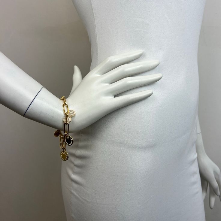 18K Gold Chain 8" Bracelet with Diamond Studded Disc Charms (includes appraisal, Value: $13,000, one stone is missing) Designer = Jewelry Material = 18K Gold Gemstone = Diamond Condition = Very Good Class = Premier Location: Chicago Item Number: 14175-209 Item ID: 274024 Category: Bracelet Luxury Gold-tone Metal Bracelet, Designer Gold-tone Chain Bracelets, Designer Gold Metal Chain Bracelet, Designer Gold Chain Bracelet, Designer Yellow Gold Metal Bracelets, Luxury Gold Bracelet With Oval Link, Luxury Metal Bangle Charm Bracelet, Elegant Gold-tone Chain Bracelet With Polished Finish, Luxury Gold Oval Link Bracelet