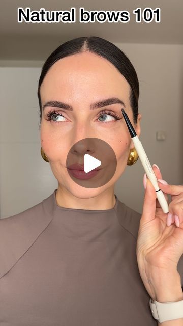 ASTA Jurksaite - Makeup Artist on Instagram: "Some tips for natural looking brow finish✨Save to try later  Products used: @pocobeautyofficial TFD brow blade Raven @benefit_ire 24 hr brow setter gel  #browshaping #browtutorial #browtutorialforbeginners #eyebrowshaping #eyebrowstutorial #pocobeauty #benefitbrows" Best Eye Brow Filler, How To Tweeze Eyebrows, Easy Brows Tutorial Step By Step, Ash Brown Eyebrows, 2024 Eyebrow Tutorial, How To Make Brows Look Natural, Natural Brow Look, Brow Tutorial Natural, How To Draw In Eyebrows