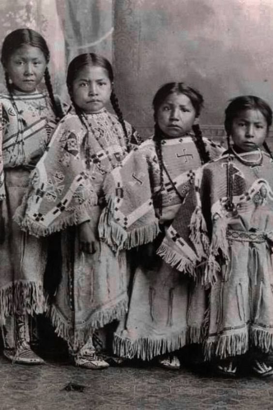 Girls. Lakota Sioux Native Beauty, Native American Children, American Indian History, Native American Images, Native American Pictures, Wilde Westen, Native Pride, Native American Photos, Indian Tribes