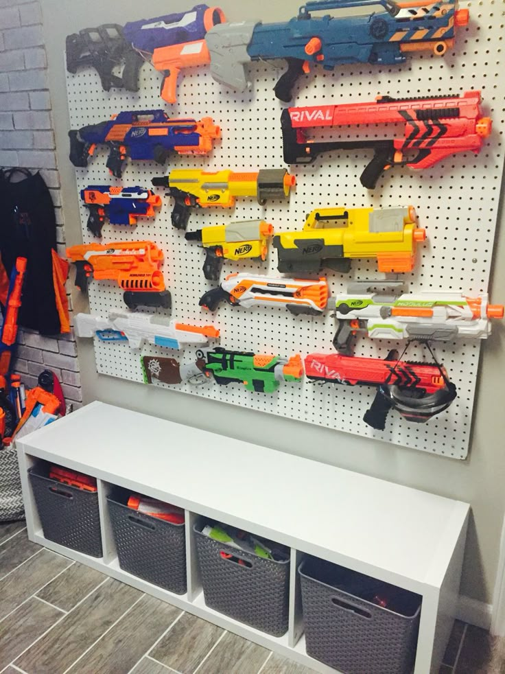 Nerf Storage Wall. Paint the wall. Nerf Storage, Small Kids Room, Clever Kids, Boys Playroom, Kids' Playroom, Childrens Playroom, Casa Vintage, Kids Room Organization, Kid Toy Storage