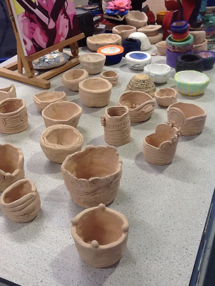 many clay bowls are sitting on a table