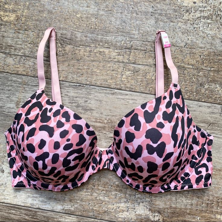 This Wear Everywhere Leopard Print T-Shirt Bra Is Lightly Lined With Fully Adjustable Straps That Can Be Worn Crisscrossed Or Classic. Hook/Eye Back Closure. Fitted Pink Bra For Loungewear, Closet Outfits Ideas, Cheetah Print Bra, Scene Clothes, Hot Pink Bra, Vs Pink Bras, Pink Cheetah Print, Metallic Lips, Print Bra