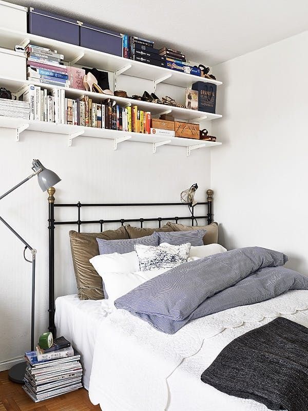 a bedroom with bookshelves and pillows on the bed, along with text overlay that reads do small bedroom ideas