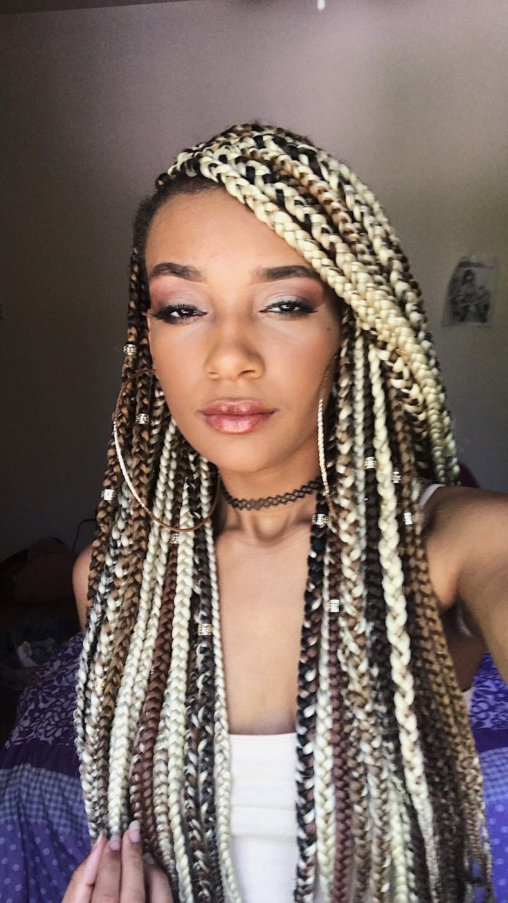 Blonde box braids with a side cut Jumbo Box Braids Styles, African Braids Hairstyles Pictures, Blonde Dreadlocks, Faux Loc, Big Box Braids, Blonde Box Braids, Short Box Braids, Big Box Braids Hairstyles, Jumbo Box Braids