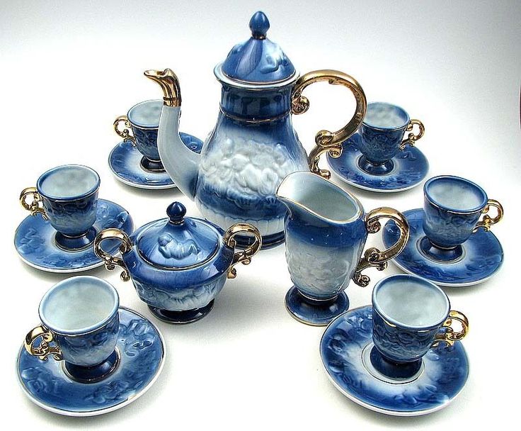 a blue and white porcelain tea set with matching saucers, cups and saucers