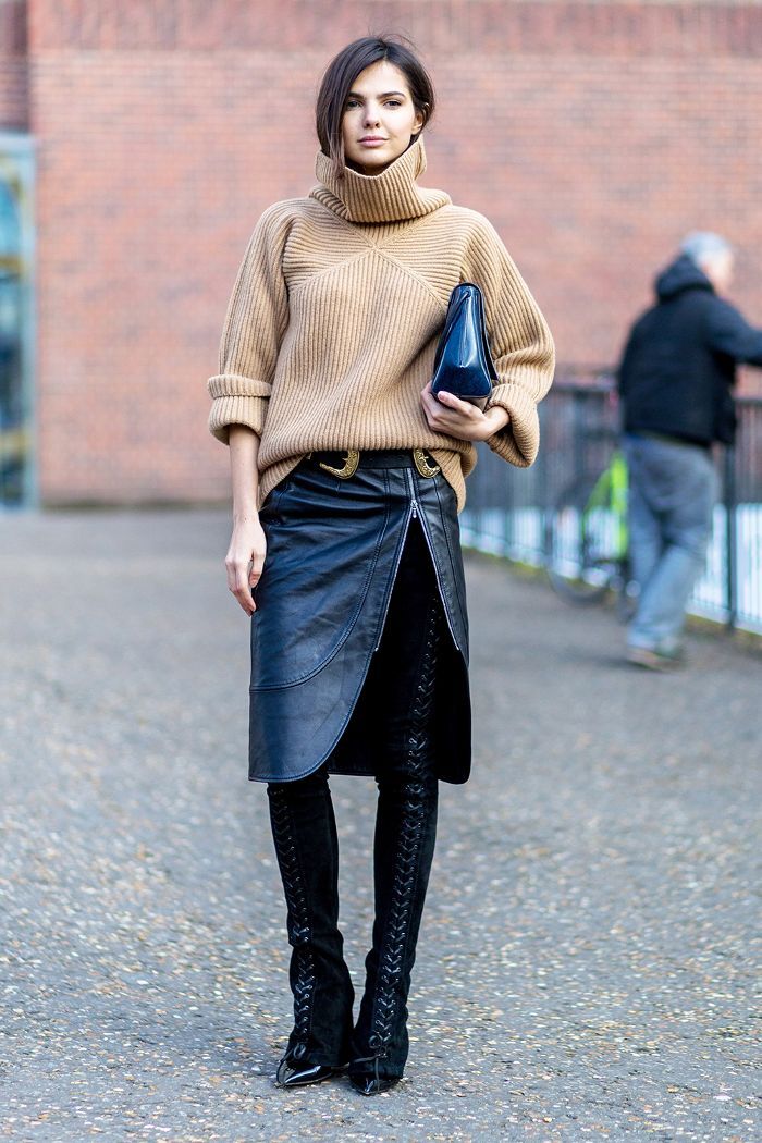 We've rounded up the coolest leather-skirt outfits fashion girls are wearing now. See them here. Skirt In Winter, Leather Skirt Outfit, London Fashion Weeks, Black Leather Skirt, Walking Down The Street, Pullover Mode, Pull Oversize, Rock Outfit, Cute Winter Outfits