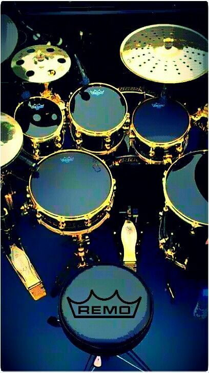 a drum set with the logo emo on it