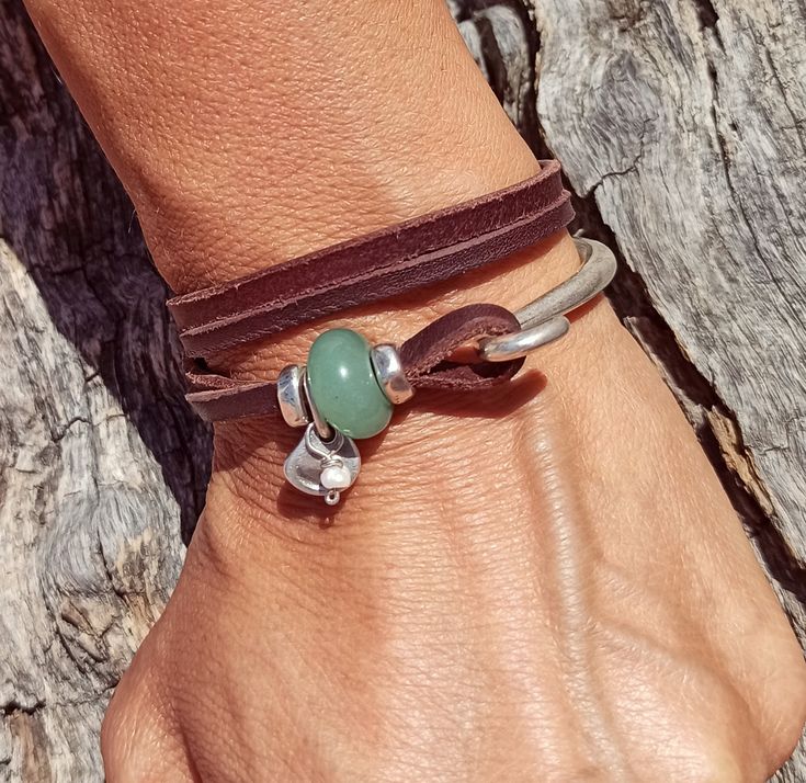 Pulsera de aventurina para mujer, pulsera boho, pulsera de cuero, pulsera de cuero para mujer, joyería boho, joyería boho, pulsera de mujer pertenece a la joyería boho, así como a la joyería boho o joyería hippie cuidadosamente diseñada y fabricada por EndiaDesign. Esta preciosa pulsera de plata está hecha de cuero genuino, una perla, una piedra preciosa aventurina (amatista, cuarzo rosa u gemas ojo de tigre) y piezas de metal zamak, todas ellas en baño de plata de 8 micras de ley. Puedes usar e Adjustable Bohemian Cuff Bracelet With Leather Strap, Adjustable Leather Strap Bohemian Cuff Bracelet, Adjustable Bohemian Jewelry With Leather Strap, Hand Wrapped Bohemian Beaded Bracelets, Hand-wrapped Bohemian Beaded Bracelets, Trendy Leather Jewelry For Festivals, Trendy Leather Festival Jewelry, Bohemian Brown Leather Bracelet, Unique Adjustable Bracelet With Leather Strap