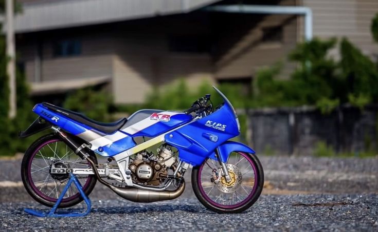 a blue and white motorcycle parked on the street