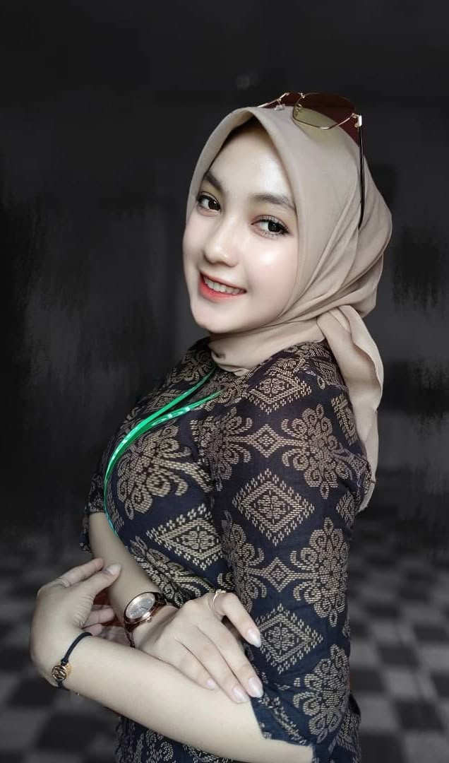 gambar ditemukan oleh Natalia. Temukan (dan simpan!) gambar dan videomu di We Heart It Hijab Barbie, Hijab Teen, Hijab Fashionista, Iranian Women Fashion, Indonesian Girls, Muslim Women Hijab, Casual Hijab Outfit, Girl Tattoo, Islamic Girl