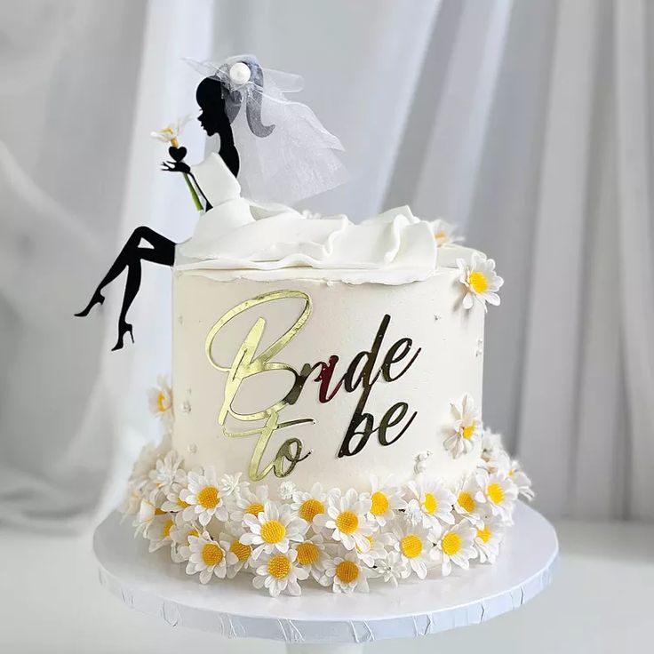 a bride and groom wedding cake with daisies