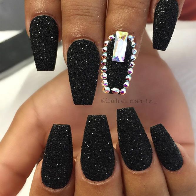 Black Glitter Nails Designs That Are More Glam Than Goth ★ See more: http://glaminati.com/black-glitter-nails-designs/ Gel Nails Long, Black Nails With Glitter, Black Coffin Nails, White Glitter Nails, Glitter Shirt, Black Nail Designs, Best Nail Art Designs, Black Nail, Diy Nail Art