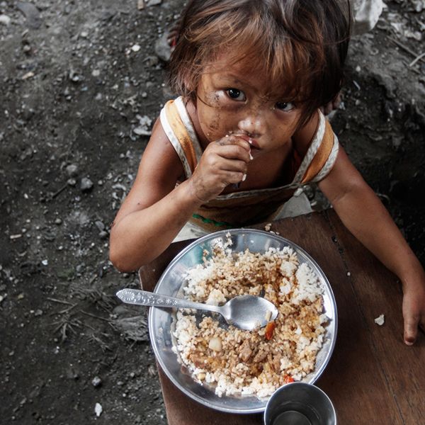 Children from the slums in Manila, Philippines. By Vinnie James Poverty Photography, Food Poverty, Poverty And Hunger, The Slums, Emotional Painting, Hungry Children, Poor Children, Manila Philippines, Poor People