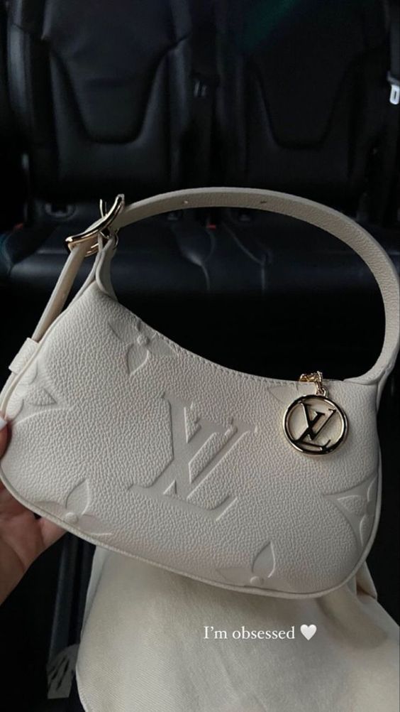 Tas Lv, Sac Louis Vuitton, Trendy Purses, My Style Bags, Dr Shoes, Luxury Bags Collection, Handbag Essentials, Girly Bags, Luxury Purses