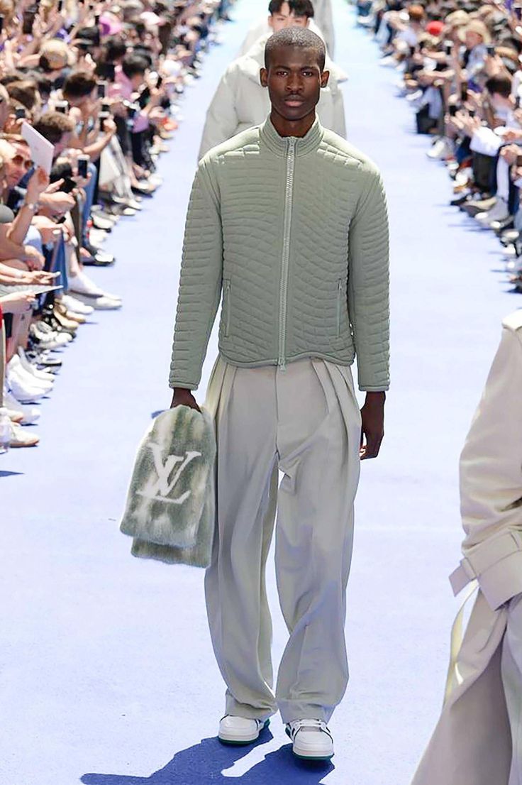 Louis Vuitton Spring/Summer 2019 Menswear Collection #menscasualfashion Louis Vuitton Paris, Trendy Mens Fashion, Stylish Mens Fashion, New Mens Fashion, Mens Fashion Smart, Mens Spring Fashion, Men Spring, Male Fashion Trends, Mens Fashion Urban