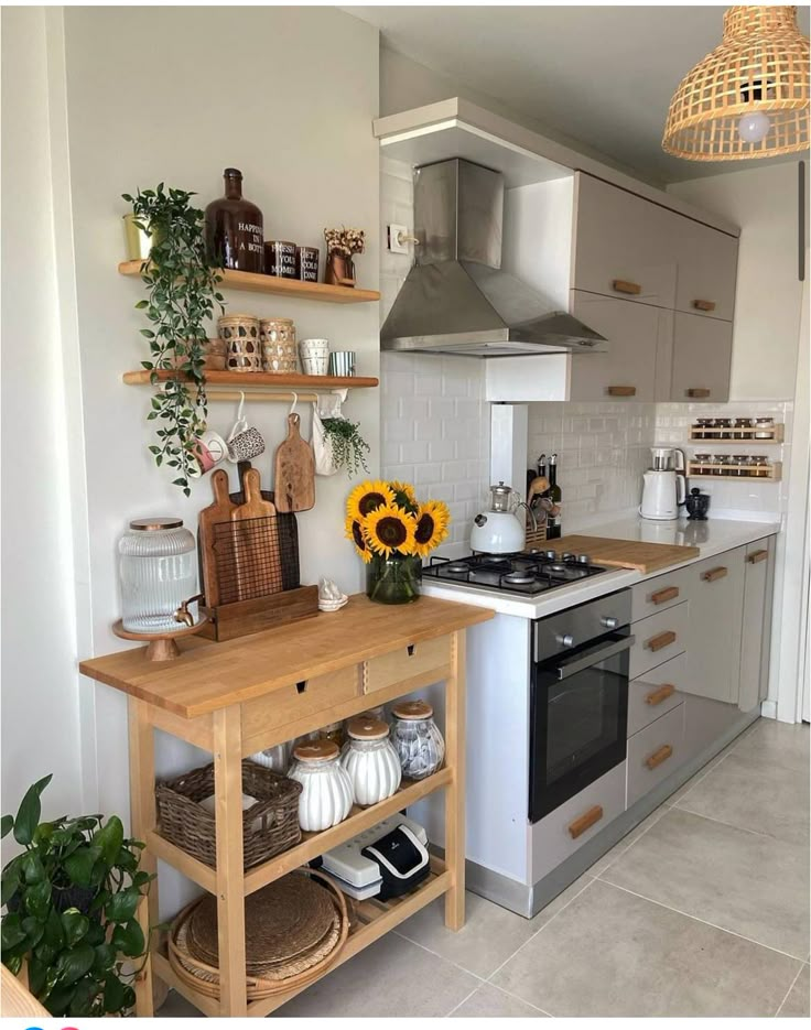 Small Kitchen Ideas On A Budget, Organiser Cucina, Small Apartment Kitchen, Interior Design Per La Casa, Dream Apartment Decor, Small Kitchen Decor, Cozy Kitchen, Apartment Decor Inspiration, Apartment Kitchen