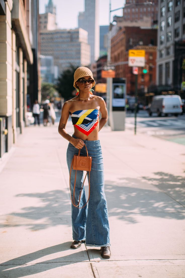 The Best Street Style Looks From New York Fashion Week Spring 2022 - Fashionista Street Style 2022 Summer, New York Summer Outfits Street Style, Nyc Outfits Spring, New York Spring Outfits, Nyc Spring Outfits, Bell Bottom Outfit, Nyc Summer Outfits, Street Style 2022, Outfit Ideas Male