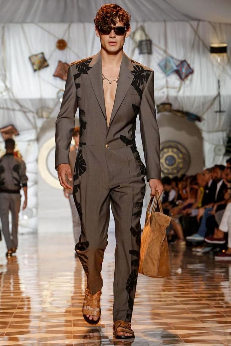 Versace Menswear Spring Summer 2015 Milan - NOWFASHION Mode Queer, House Of Versace, High Fashion Men, Mens Fashion Edgy, Vintage Versace, Men Spring, Jumpsuit Men, Milan Fashion Weeks, Men Street