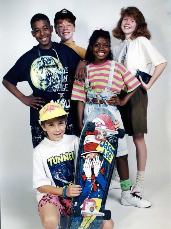 Kids in the 1990s wore bright colors, printed shirts, bucket hats, scrunchies, and striped shirts. 90s Kids Fashion, 90s Themed Outfits, Middle School Fashion, Outfit Ideas Male, Dark Fairycore Outfits, Outfit Ideas Baggy, Black Jeans Outfit Ideas, New School Aesthetic, Western Outfits Men