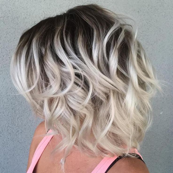 Platinum Blonde Bobs, Blonde Hair With Roots, Tan Skin Blonde Hair, Platinum Blonde Highlights, Blond Balayage, Dark Roots Blonde Hair, Platinum Hair, Balayage Hair Blonde, Wavy Bobs