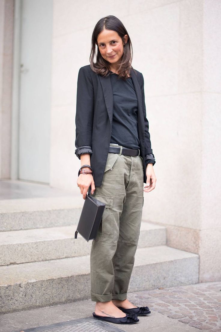 6 Cargo Pant Outfits That Are So Chic | Who What Wear UK Cargo Pant Outfits, Plain Black Tee, Cargo Pants Outfits, Mode Hippie, Cropped Cargo Pants, Cargo Pants Outfit, Casual Chique, Pant Trends, Neue Outfits