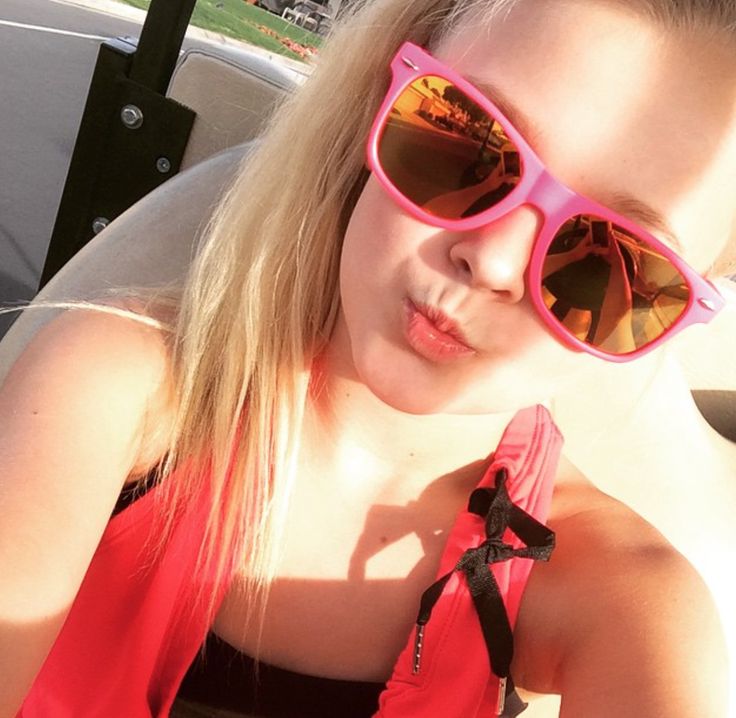 JoJo changed all her usernames to “itsjojosiwa”! Happy Birthday Jojo, Jojo Juice, Jojo Siwa Outfits, Day In La, Dance Mums, Unique Sunglasses, Mom Photos, Show Dance, Dance Company