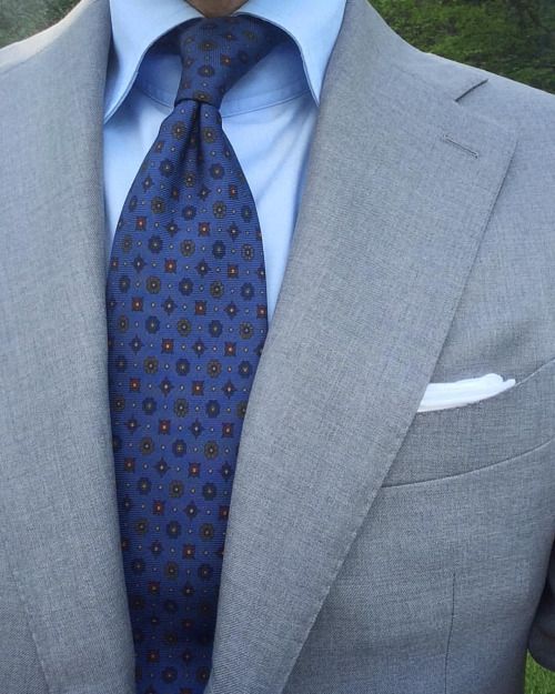 Simple Business Outfits, Light Grey Suit, Terno Slim Fit, Grey Suit Men, Suit Combinations, Men's Business Outfits, Light Grey Suits, Light Blue Shirt, Grey Suit