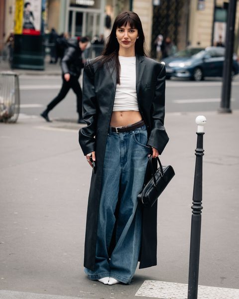 Vacationcore Outfit, Style Autumn 2023, Paris Fw 2023 Street Style, Paris Fashion Week Fall 2023, Fashion Week Inspo Outfits, Jacket Styling Women, Fall Fashion Week 2023, Fashion Autumn 2023, Cool Street Fashion Winter Style