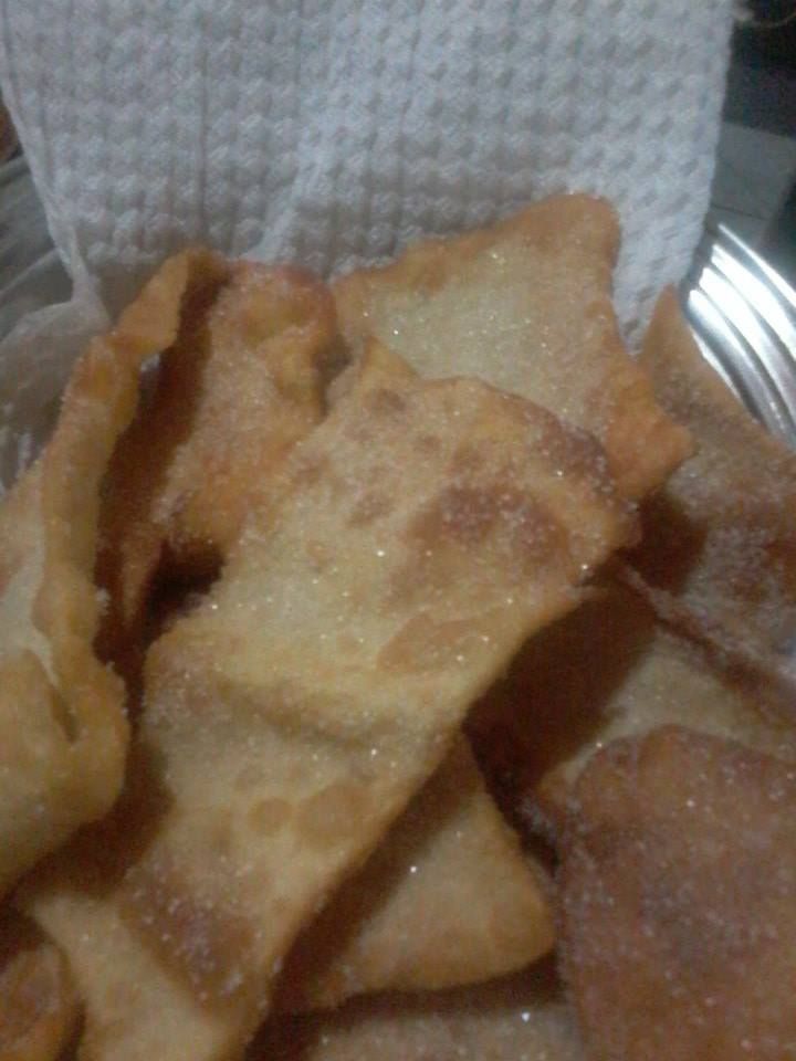 some fried food is sitting in a bowl