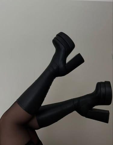 Platform Boots Steve Madden, Lomg Boots, Steve Madden Platform Boot, Black Boot Platforms, Y’all Black Boots, Steve Madden High Boots, Tall Black Platform Boots, Steve Madden Platform Boots Outfit, Heel Boots Aesthetic