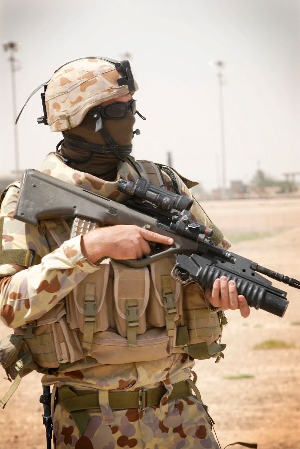 Australian soldier in Iraq with his Steyr AUG  bullpup 5.56mm assault rifle. Australian Soldier, Close Combat, 45 Acp, Steyr, Iraq, Soldier, Design